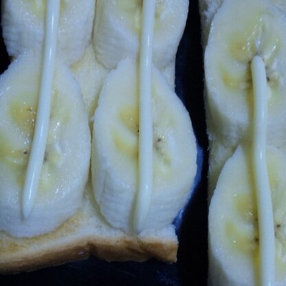 momoさん、こんにちはｗ
バナナマヨ☆トーストこさえましたｗｗ
バナナにマヨが加わるとおかず感覚が生まれて、おいしい惣菜パンのようにいただけましたｗ♪